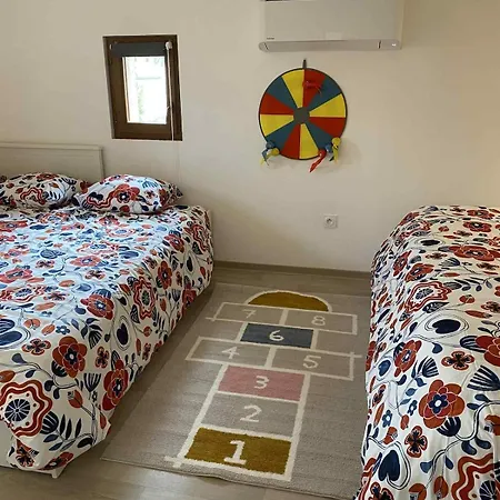 Provencal And Pool - 4 Bedrooms - Up To 10 People *